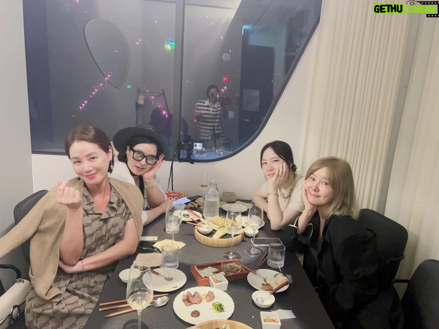 Kim Sung-ryung Instagram - 몽이랑 지선이 오랜만에~ 추억이 많아 여전히 즐겁다요🥰