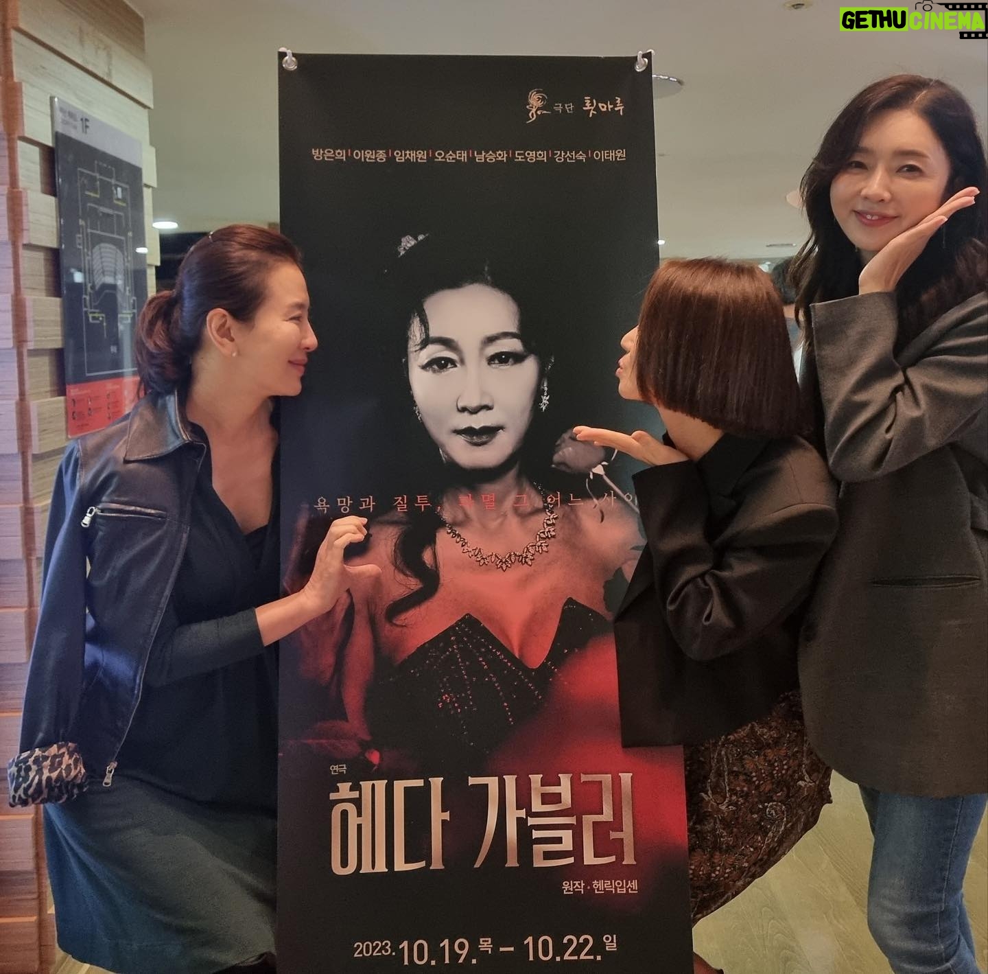 Kim Sung-ryung Instagram - #헤다가블러 #방은희배우 #임채원배우 은희의헤다 멋졌어 그리고 넘 애썼어👏👏👏