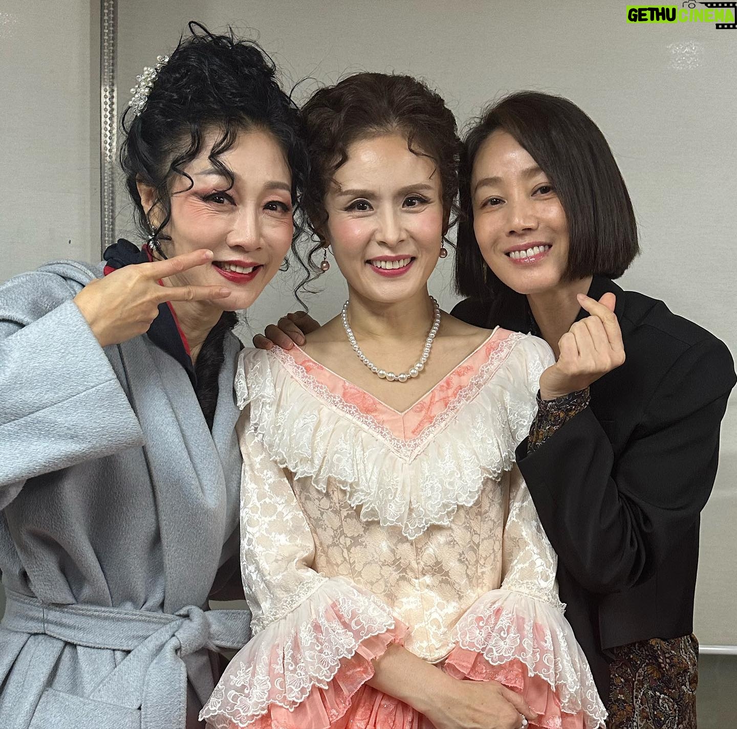 Kim Sung-ryung Instagram - #헤다가블러 #방은희배우 #임채원배우 은희의헤다 멋졌어 그리고 넘 애썼어👏👏👏