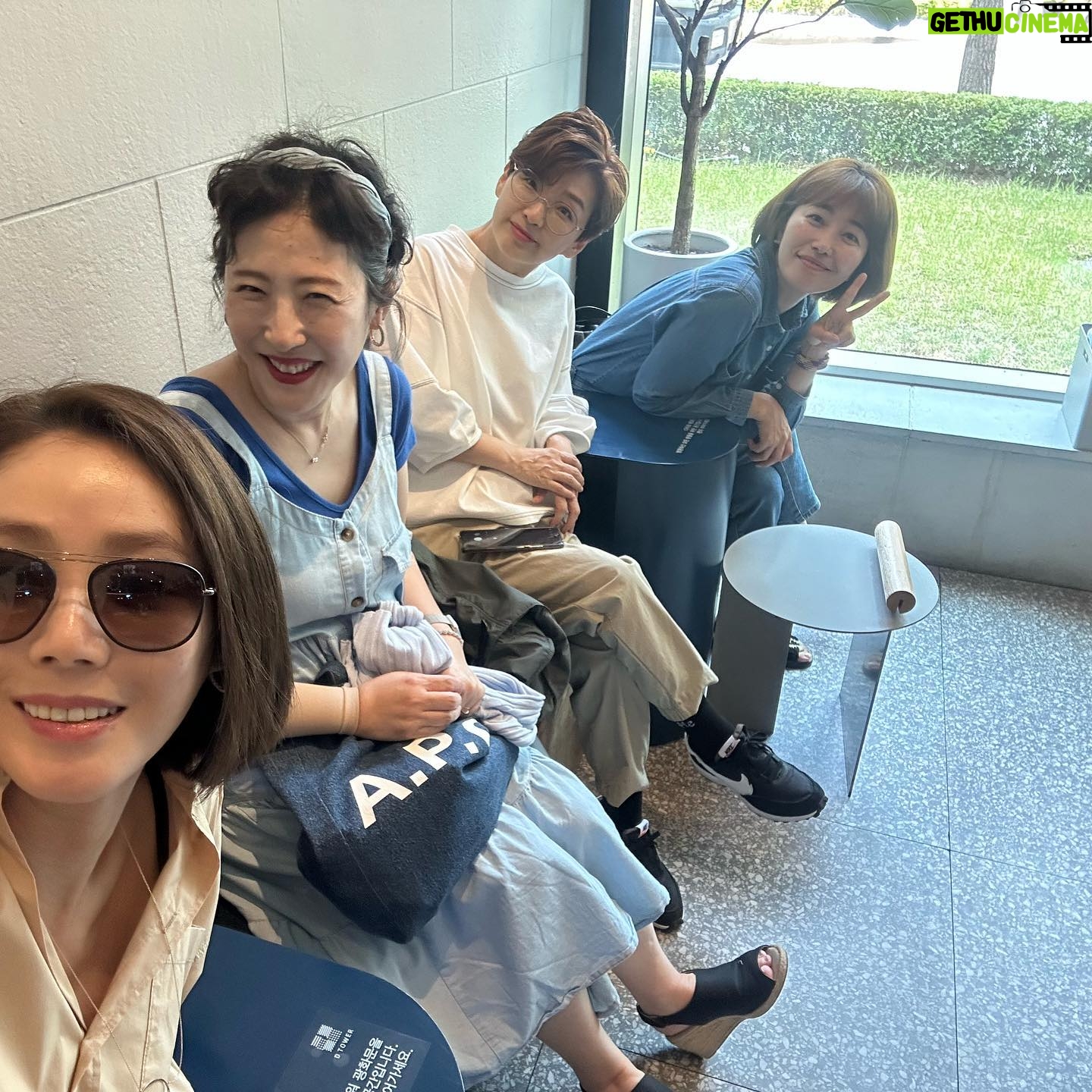 Kim Sung-ryung Instagram - 모처럼 광화문~ #할렐루야동생들🥰