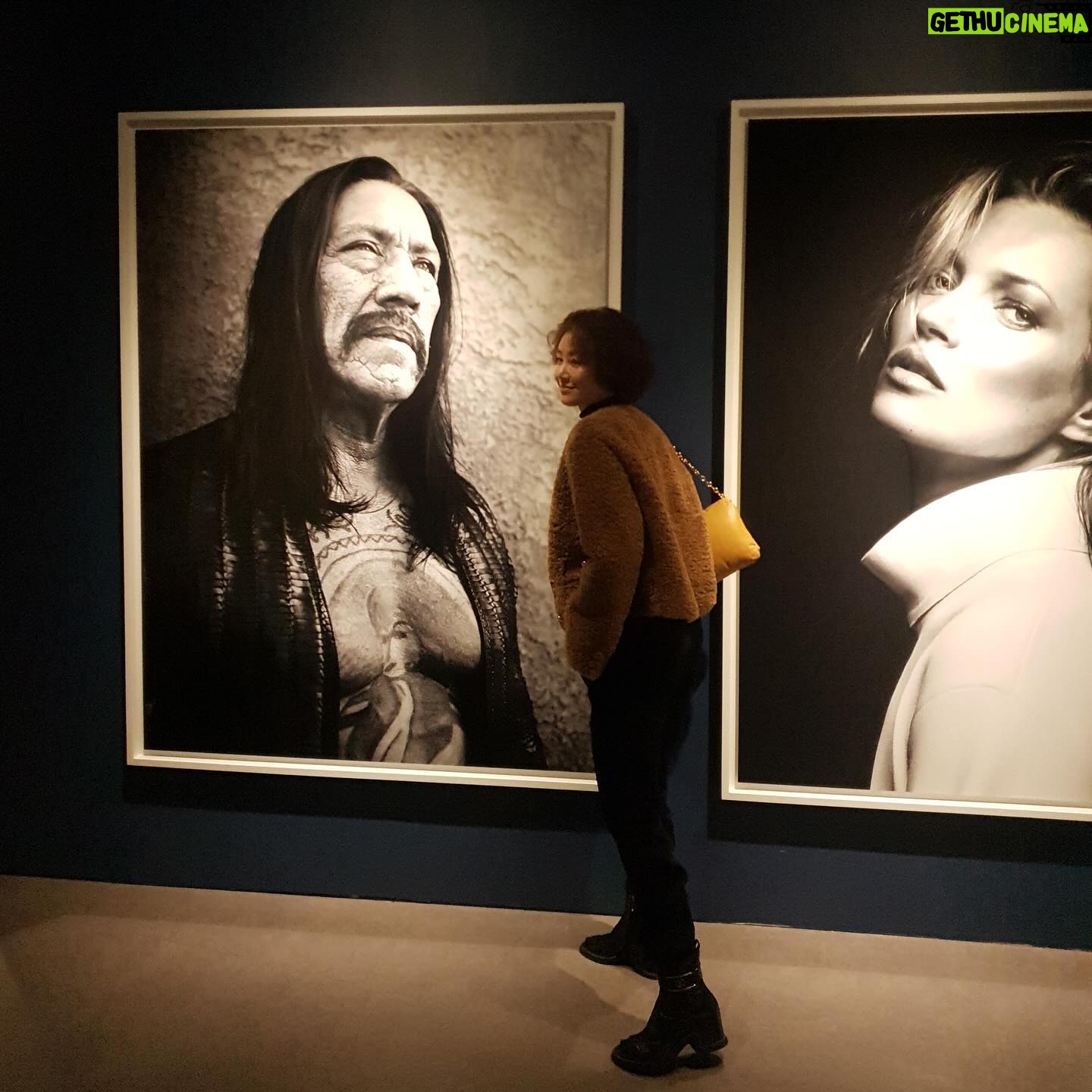 Kim Sung-ryung Instagram - #브라이언아담스사진전 👍👍👍 해경언니 덕분에 좋은 관람^^ . 해경언니의 소중한 딸 유빈이의 첫 기획전🤗