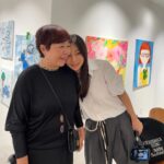 Kim Wan-sun Instagram - @gallery_soyeun @jinilee0126 @sala1220 @myungchoi1111 @cine33 @soomi_1101 @kyungminlee0310 @chaesira0625 봄처럼 젊고 밝은 전시와 멋지고 아름다운 사람들과 함께한 행복한 날이었어요~!! 감사합니다~!!!❤️
