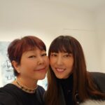 Kim Wan-sun Instagram - @gallery_soyeun @jinilee0126 @sala1220 @myungchoi1111 @cine33 @soomi_1101 @kyungminlee0310 @chaesira0625 봄처럼 젊고 밝은 전시와 멋지고 아름다운 사람들과 함께한 행복한 날이었어요~!! 감사합니다~!!!❤️
