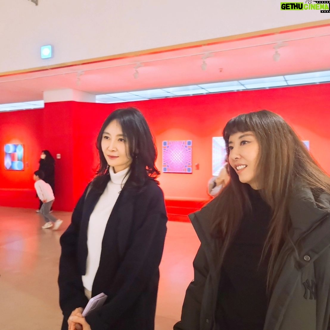 Kim Wan-sun Instagram - 아름답고 반듯하고 재미있는 여인들과 하루에 두 군데 전시보기 #😆😆😆 @chaesira0625 @jangluha_ji_young