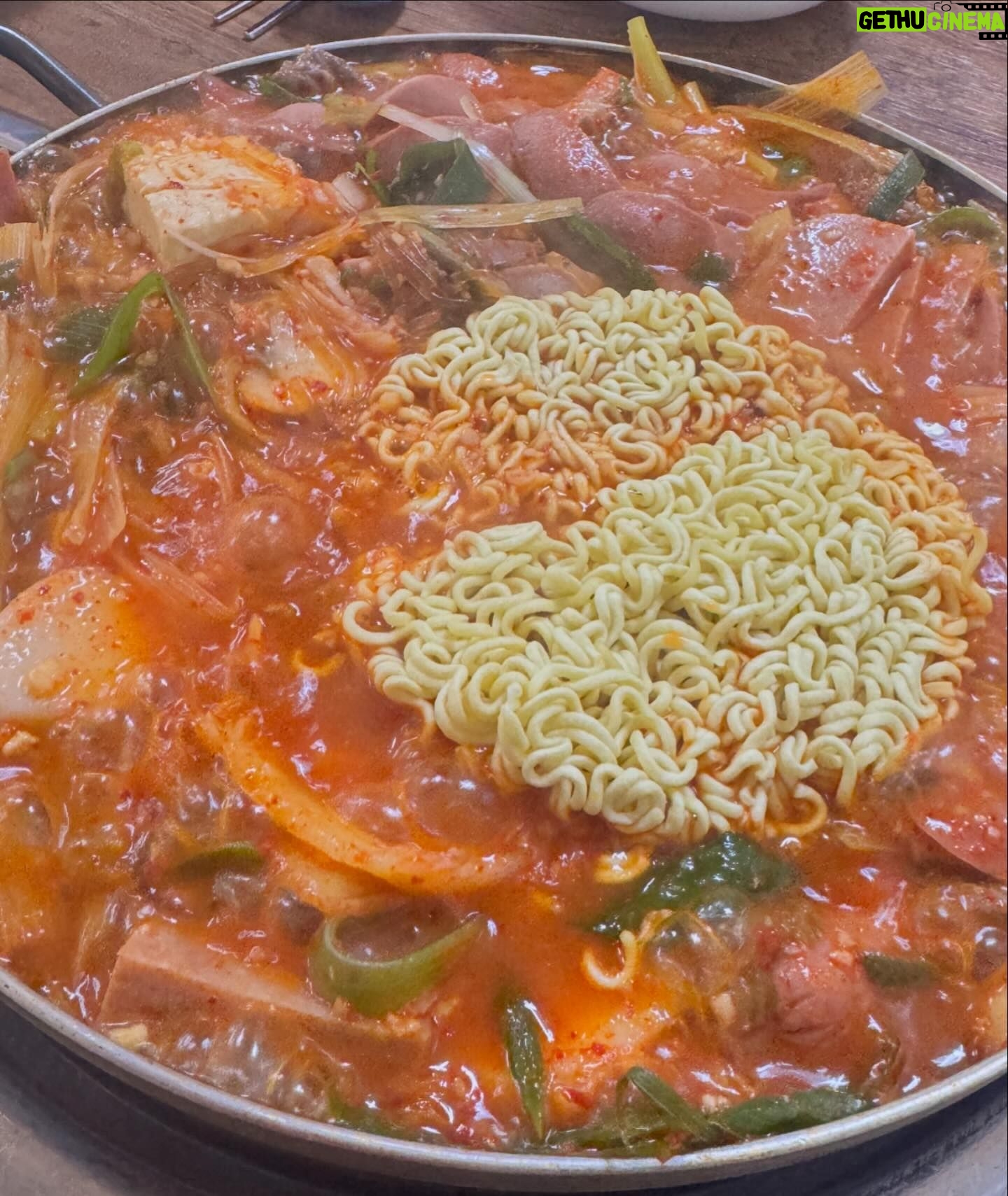 Kim Ye-won Instagram - 나의 월요일이었다! 월요일에 휴무인곳이 많아서 월요일이 싫은 이유 1 그리고 함께한 정오의 희망곡 😚🧡