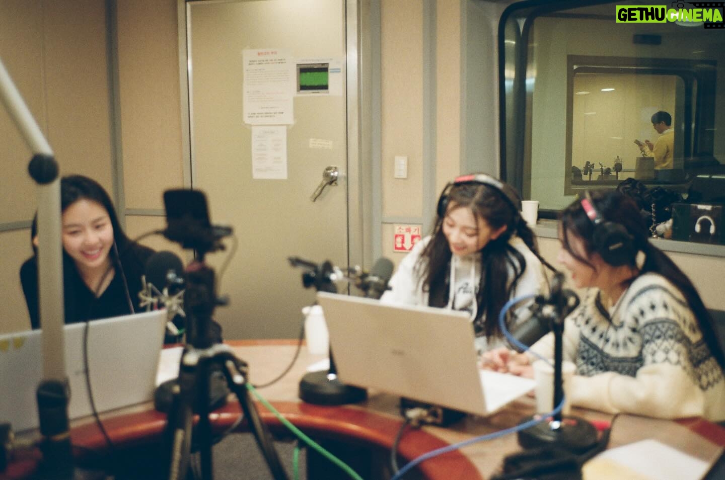 Kim Ye-won Instagram - 배텐 작가님이 찍어주신 스페셜 DJ 때의 순간들 소듕해요☺️🫶🏻 #배성재의텐