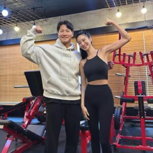 Kim Yun-jee Instagram - 짐종국 너무나 애청자였는데 직접 이렇게 나가게되서 너무나 행복했다🫶🏻 선배님 최고! @kjk76 👍 #짐종국 #gymjongkook #liftnetflix #리프트비행기를털어라