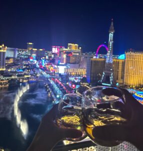 Kim Yun-jee Instagram - Vegas trip for our 2nd wedding anniversary💕 봉봉스콜랄랄라 내가 아주 자갈치해😘 #결혼2주년 #092621