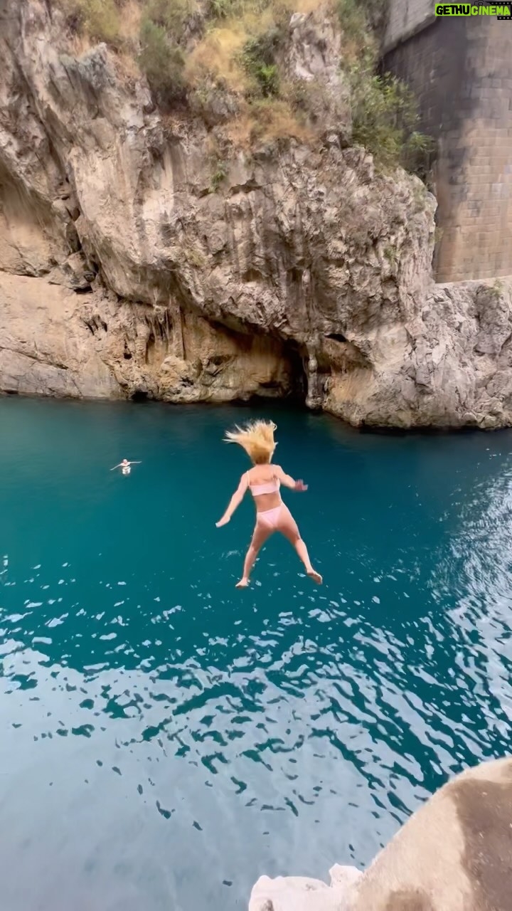 Kimberley Crossman - 2.9K Likes - 📍 from Italy to New Zealand… still can’t seem to jump first time, keep my feet together or stop trying to fly 😅
#cliffjumping #bridgejumping #rebull