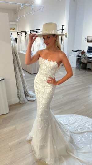 Kimberley Crossman Instagram - 📍Wedding dress try on #2 

@nwlabridal 

My amazing friend Tess came to spend the weekend with me in LA a few weeks ago so we could try on some wedding dresses! @tess_thor 

Which ones do you like and what do you think of the hat??🎩