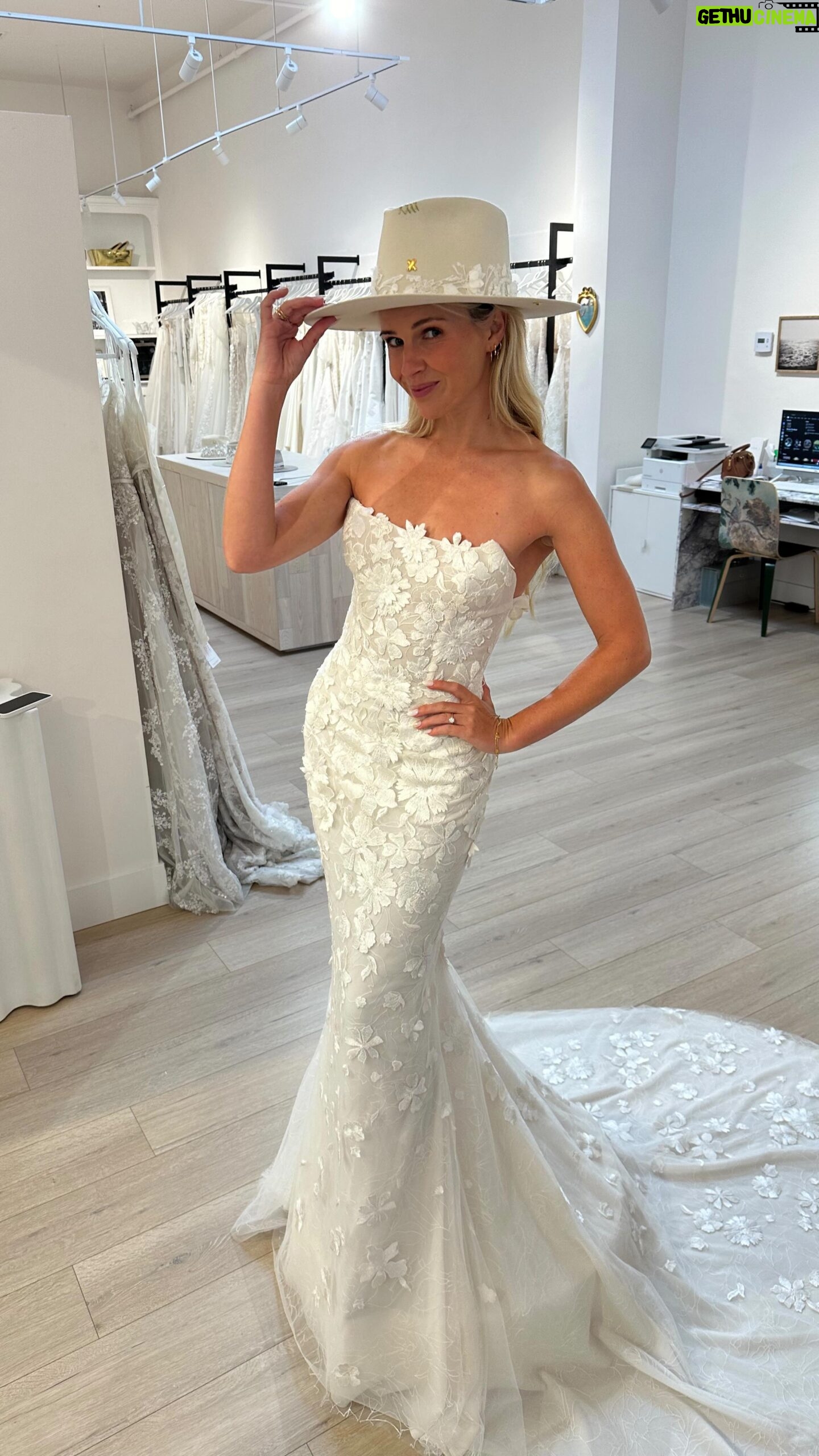 Kimberley Crossman - 844 Likes - 📍Wedding dress try on #2
@nwlabridal
My amazing friend Tess came to spend the weekend with me in LA a few weeks ago so we could try on some wedding dresses! @tess_thor
Which ones do you like and what do you think of the hat??🎩