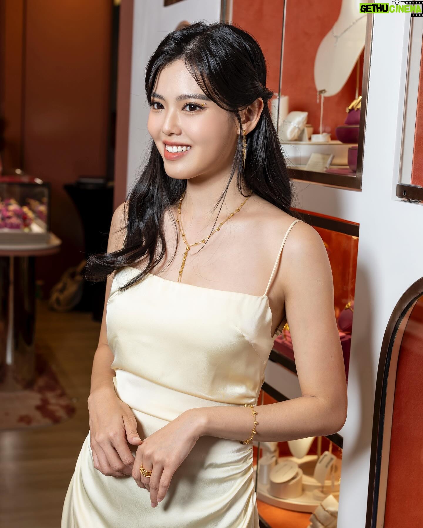 Kimberly Chia Instagram - Felt absolutely golden with @goldheartjewelry ✨ Love the pieces I’m wearing, the rounded curves of the 999 Gold Waterfall Beads, dainty yet lavish 😍 @goldheartjewelry #goldheartjewelry #BejewelledParty #GrandOpening #999Gold
