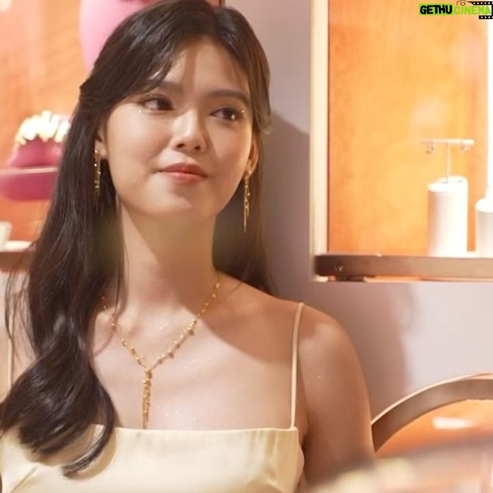 Kimberly Chia Instagram - Felt absolutely golden with @goldheartjewelry ✨ Love the pieces I’m wearing, the rounded curves of the 999 Gold Waterfall Beads, dainty yet lavish 😍 @goldheartjewelry #goldheartjewelry #BejewelledParty #GrandOpening #999Gold