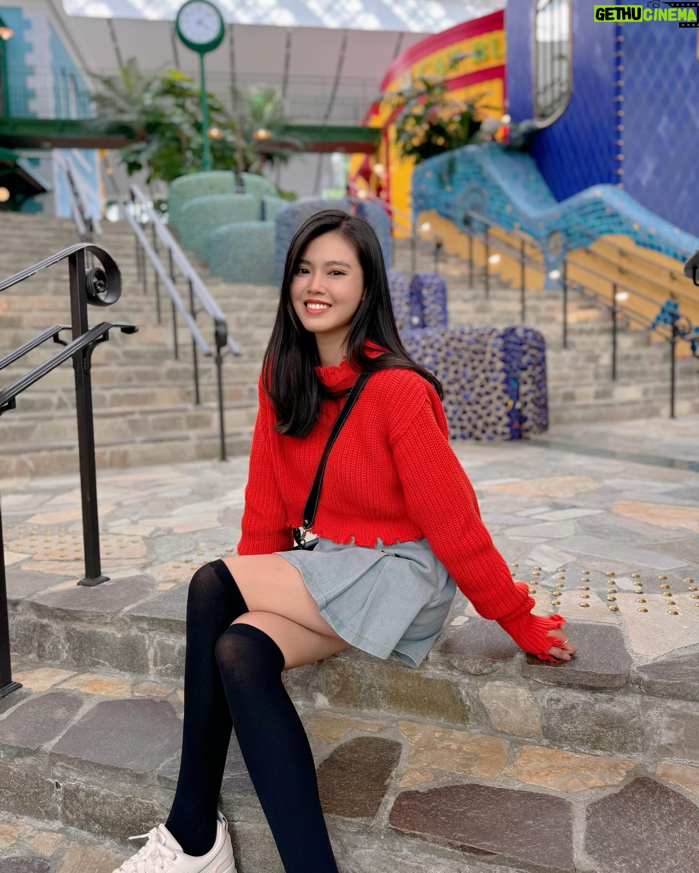 Kimberly Chia Instagram - Making a conscious effort to be more aware of my feelings..and realizing that I’m so happy and comfortable with how my life is now. As much as sometimes we do need a little breakthrough in life, maybe it’s okay to just take a moment, and enjoy what we currently have ❤️