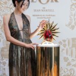 Kimberly Chia Instagram – Only 1,000 bottles worldwide, I’m a lucky girl who had the opportunity to savor the exquisite L’Or De Jean Martell 1715 Reserve Du Chateau 🥃
With a blend of 1400 eaux-de-vie from Cognac’s finest terroirs, I was brought on an extraordinary sensory journey. Aged in 300-year-old oak, in Château de Chanteloup’s cellar, only 1,000 exclusive decanters were released.
Cheers to the golden age of cognac ✨
@MARTELLOFFICIAL #MARTELL #MARTELLCOGNAC #LORDEJEANMARTELL #AD
Please enjoy Martell responsibly.