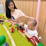 Kimberly Chia Instagram – My baby is 2! ✌️✌️
Thank you for coming into our lives and giving it so much meaning. Mummy and daddy love you so much ❤️

Thank you to all who made his 2nd birthday celebration so perfect! 
Location: @littlebearshousesg 
Party Setup: @hausofparties.sg 
Cake: @cakedwithlovesg 
Outfits: @simplylovedsg 
Party Favors: @kiddivity.sg