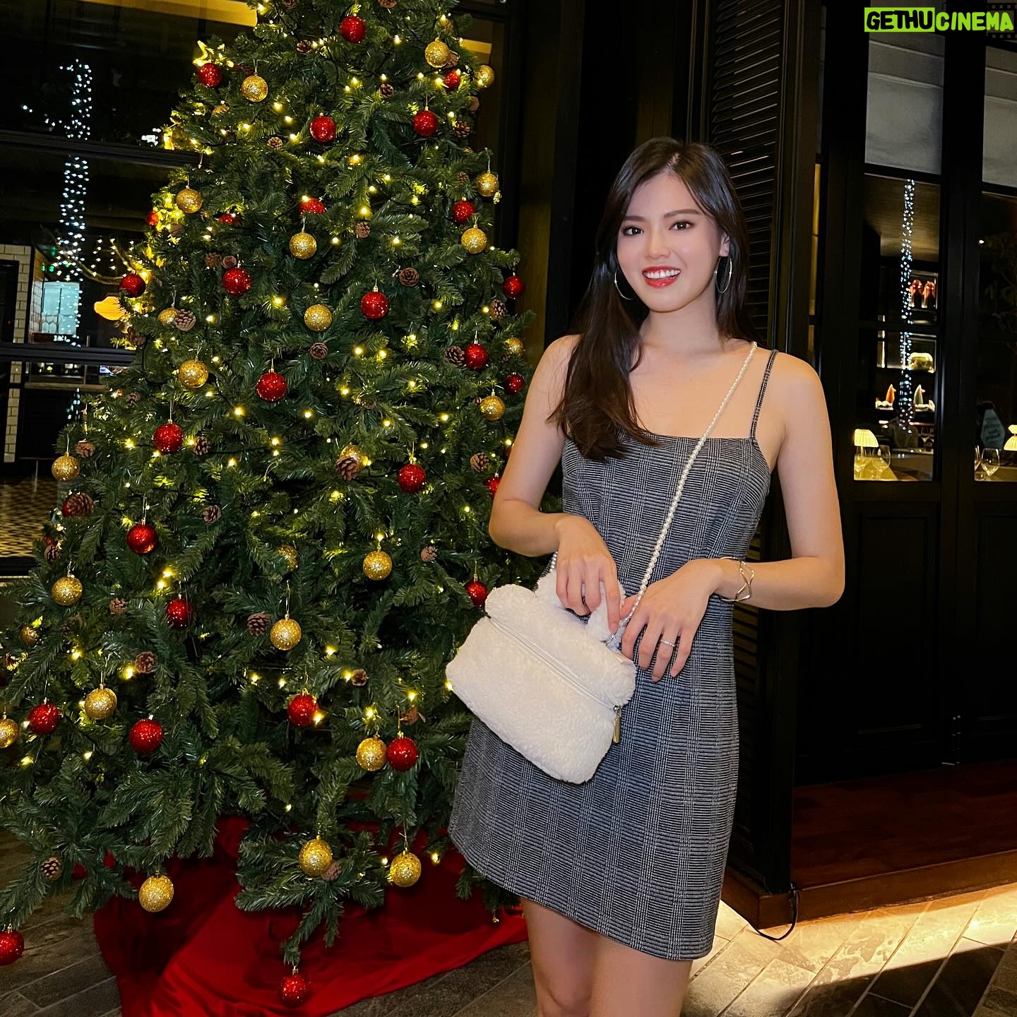 Kimberly Chia Instagram - The most wonderful time of the year is here~~ 🎄✨ Swipe for photobomber 😂