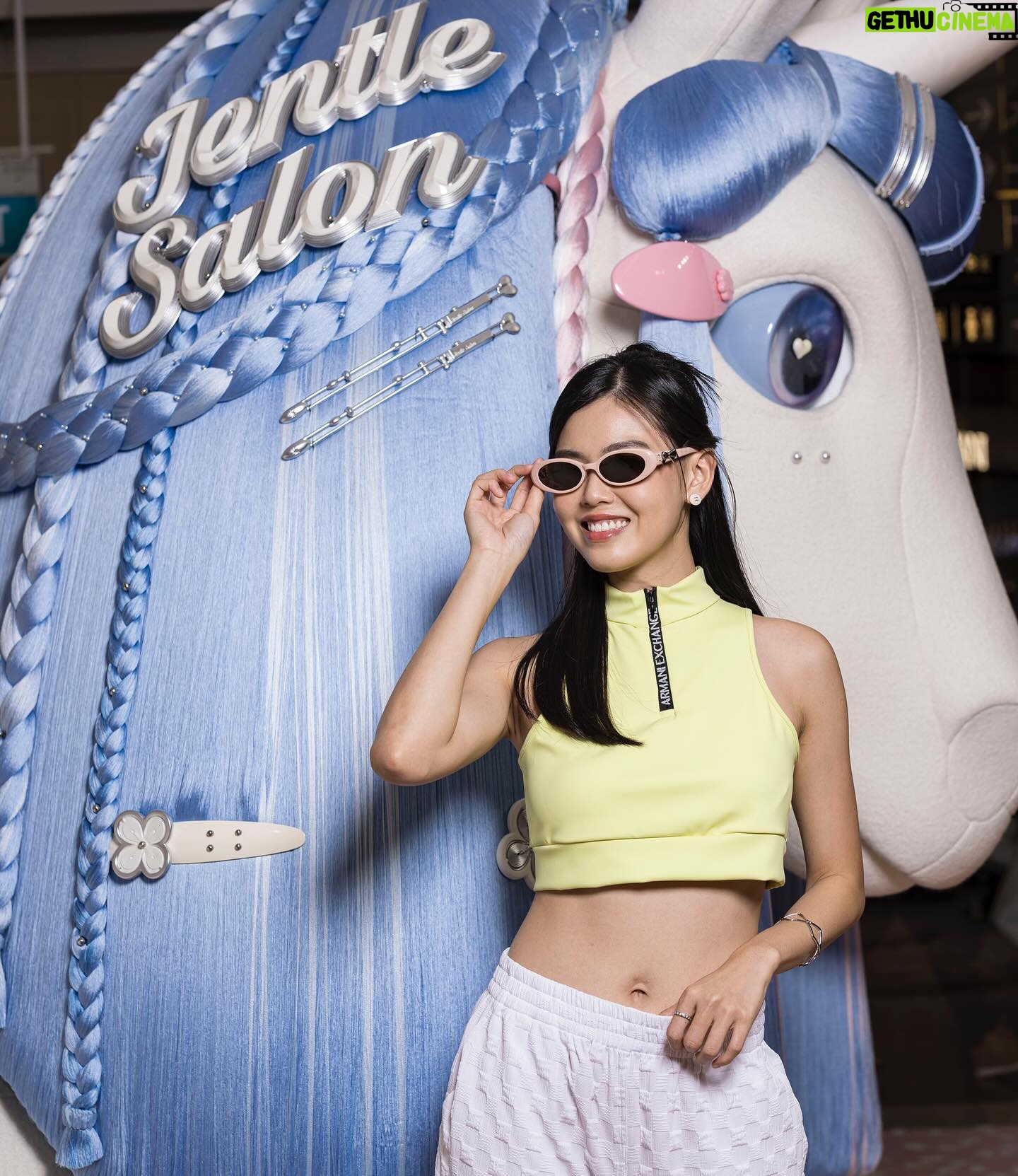 Kimberly Chia Instagram - Checking you out with unicorns and capybaras 🎀 @gentlemonster @jennierubyjane @accesscoms #GENTLEMONSTER #JENTLESALON #GENTLEMONSTERXJENNIE ✨✨✨ Outfit @armaniexchange HMU @vivsbeautynotes Captured by @bam_visuals @runyi_1605