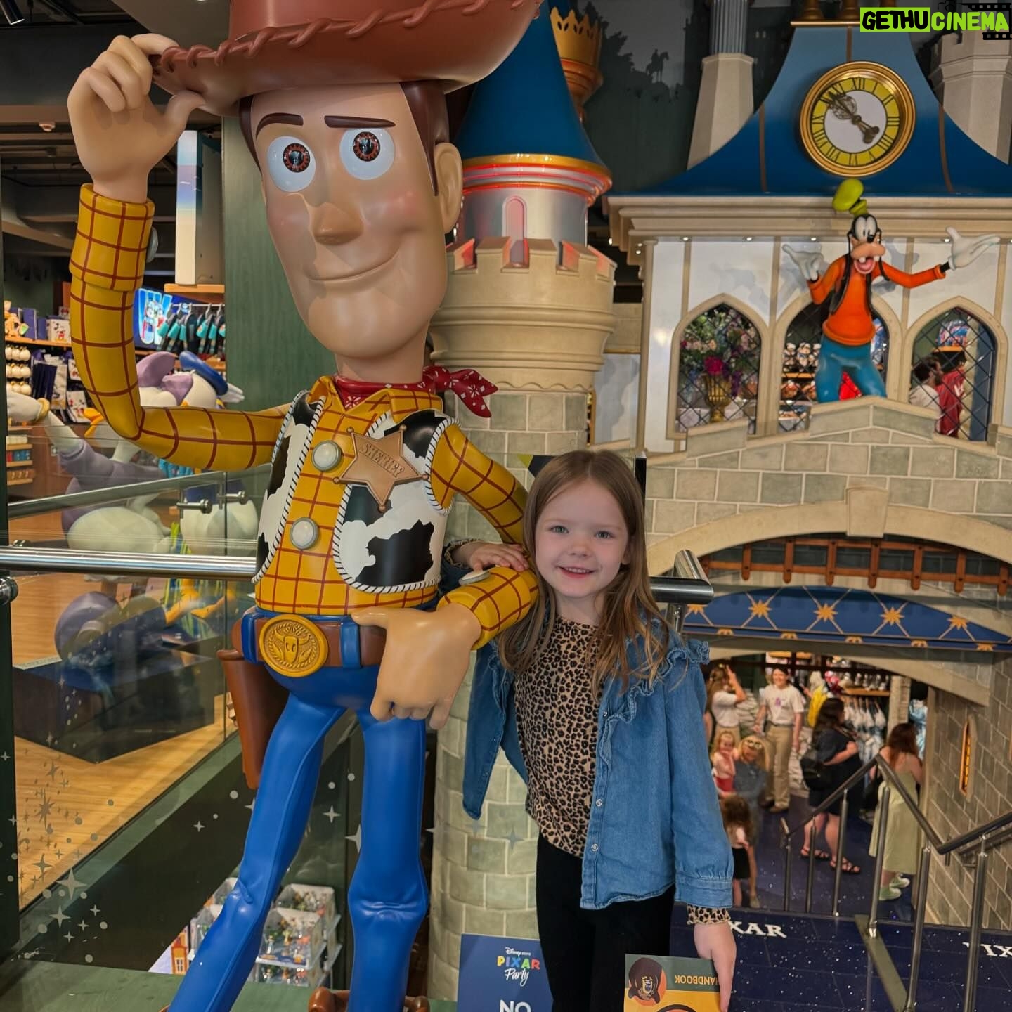 Kimberly Wyatt Instagram - What a lovely weekend đ Sunday Funday with the family was so special. Treated the kids to a day out in London to visit @disney on Oxford street for a @pixar party. Celebrating one of our favorite films âInside Out!â Teaching our kids about their emotions was made easy when the first film came out to the point that one of Willowâs favorite words when she was a toddler was âAngerâ which always made us laugh. Couldnât be more excited about the second film coming soon introducing lots more emotions like Anxiety and Ennui (I actually had to look that one up) They had such a blast 𼰠then we turned on the sprinklers and enjoyed the sunshine!!!âď¸ #mermaidstyle #disney #insideout #family #pixar #sundayfunday