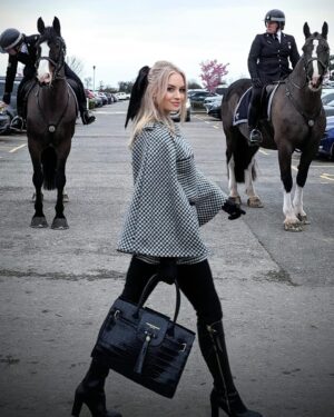 Kimberly Wyatt Instagram - Immersed in the captivating world of the Cheltenham Festival, where exquisite fashion, electrifying ambiance, and the sheer brilliance of majestic equine reign supreme! Absolutely adoring my stunning Fairfax and Favor Sienna houndstooth cape, paired with the most incredible quality @fairfaxandfavor boots and gorgeous navy handbag. It’s a pleasure representing such a fabulous fashion brand amidst the magic of Cheltenham! 🐎✨ #CheltenhamMagic #EquestrianElegance #FairfaxandFavorFashion #ad