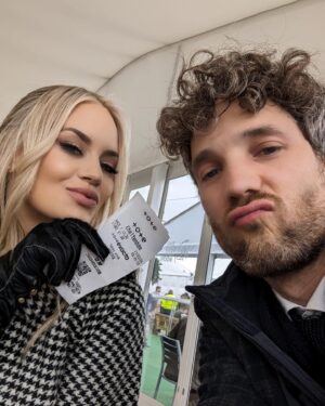 Kimberly Wyatt Instagram - Immersed in the captivating world of the Cheltenham Festival, where exquisite fashion, electrifying ambiance, and the sheer brilliance of majestic equine reign supreme! Absolutely adoring my stunning Fairfax and Favor Sienna houndstooth cape, paired with the most incredible quality @fairfaxandfavor boots and gorgeous navy handbag. It’s a pleasure representing such a fabulous fashion brand amidst the magic of Cheltenham! 🐎✨ #CheltenhamMagic #EquestrianElegance #FairfaxandFavorFashion #ad