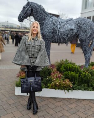 Kimberly Wyatt Instagram - Immersed in the captivating world of the Cheltenham Festival, where exquisite fashion, electrifying ambiance, and the sheer brilliance of majestic equine reign supreme! Absolutely adoring my stunning Fairfax and Favor Sienna houndstooth cape, paired with the most incredible quality @fairfaxandfavor boots and gorgeous navy handbag. It’s a pleasure representing such a fabulous fashion brand amidst the magic of Cheltenham! 🐎✨ #CheltenhamMagic #EquestrianElegance #FairfaxandFavorFashion #ad