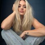 Kimberly Wyatt Instagram - Through the highs, the lows and the many curveballs life throws - hang in there! Im playing at @pubinthepark Marlow this Saturday!! 🎵 🩷 this crazy lil thing called life is made so much better with real moments with real people carving out time to celebrate what we have and letting go of the have-nots if even for a few stolen hours from the grind!!! Hope to see you there! 💜…life Xx -K