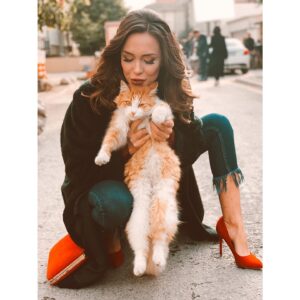 Kimya Gökçe Aytaç Instagram - Kırmızı papuçlarıma rağmen mi bana geliyosun😂 Sahne arası tatlısı ❣️