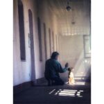 Kimya Gökçe Aytaç Instagram – Biricik hocamız @hakangurtop Marley’e sahnesini anlatırken… 🤗 #thedirectorofpet #dogwishperer