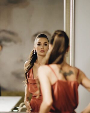 Kimya Gökçe Aytaç Instagram - Bölüm günü 🫀
@sendendahaguzelfox 
@goldfilmyapim
📸 -> @ilkerbackstage 🙏🏻