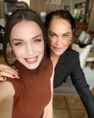 Kimya Gökçe Aytaç Instagram - 🧿 @hulyavsr 
Bu akşam fox tv ekranlarında görüşmek üzere 👋🏼😘
@goldfilmyapim 
@masumiyetfox