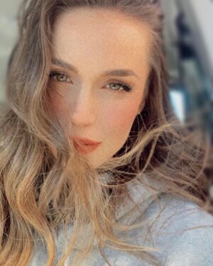 Kimya Gökçe Aytaç Instagram - 🌜 Something Holy - Alice Phoebe Lou 🎧