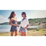 Kimya Gökçe Aytaç Instagram - Bisiklet sürmeyi, yüzmeyi öğrendiğimiz, birlikte deniz kabuklarının seslerini dinlediğimiz yerde hala güzel anlar biriktiriyor olmak... Bu aidiyetlik duygusu... iyi ki 💚