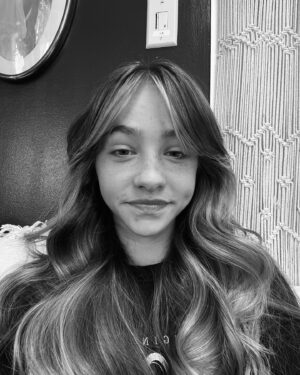 Kingston Foster Instagram - Fresh cut!! 💗💗💗

#haircut #saturday #weekend #actress #actresslife #blondehair #longhair #disney