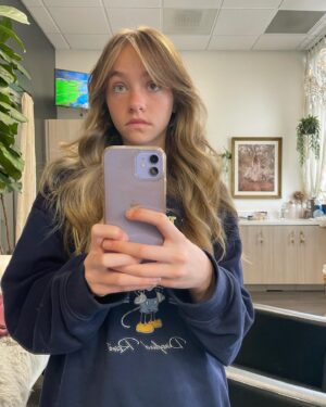 Kingston Foster Instagram - Fresh cut!! 💗💗💗

#haircut #saturday #weekend #actress #actresslife #blondehair #longhair #disney
