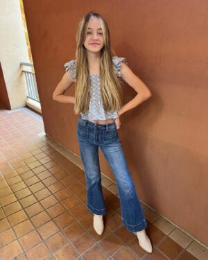 Kingston Foster Instagram - New haircut!! ✂️ How did you spend your weekend??? 
.
.
.
#haircut #weekend #hair #bangs #thanksgiving #thanksgivingweekend #fall
 
@frankibyfrancescas