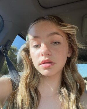 Kingston Foster Instagram - ☀️☀️☀️
.
.
.
#sunday #sunny #sun #selfies #carphotos #curlyhair #actress #actresslife #littleshopofhorrors