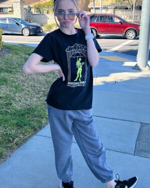 Kingston Foster Instagram - Enjoying your day off?? I am! 😊🌸💗 

#monday #dayoff #filmcrew #zombies3 #disneyzombies #zombies #sunny
