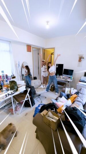 Kira Chan Instagram - ‼️突擊 @fhproductionhk @yuenkkk 屋企😱
收到貴公司嘅求助電話～
上到去果然名不虛傳！
真係我執屋當中最臭嘅一間🫢
混亂加臭真係唔怪得知大家都吾上去🤣🤣🤣
希望我執完之後佢唔單止乾淨返仲會空氣清新返
建議一路執屋一路播《左手香》
感覺上會香d🪴
呢個只係part one 
如果大家想知間屋最後執成點記得等part two ✨

#璇識執屋 #執過最臭的屋企
#獨居女生的家
#左手香
#請相信歲月過仍能快樂