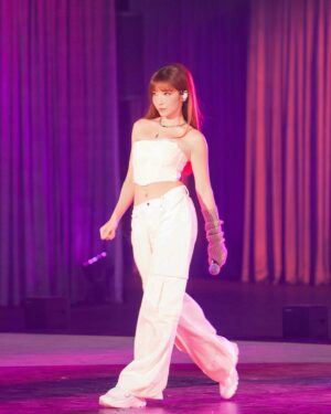 Kira Chan Instagram - 全港運動會開幕🔥
以前係一個田徑運動員既我都好期待每次既港運會！
今年好開心可以以歌舞為大家打打氣！
特別揀左好岩運動賽事既一首歌黎表演🎤
一把好堅毅既火對運動員黎講真係好緊要💪🏻
希望大家會中意今次既演出🥰
It’s so fun!!!!

哈哈因為原本係好多人既歌變左一個人唱～所以都要特登錄番幾個陳葦璇唱下和音同分part🤣 thank you @melodyloktung 幫我錄個底✨btw 我真係好鍾意 @jarielui 寫既呢首歌唱得好爽😂🫶🏻

Hair: @larryho_hairstylist 
Makeup: @melodychiumakeup 
Outfit: @harveynicholshk 

#一把火 #全港運動會