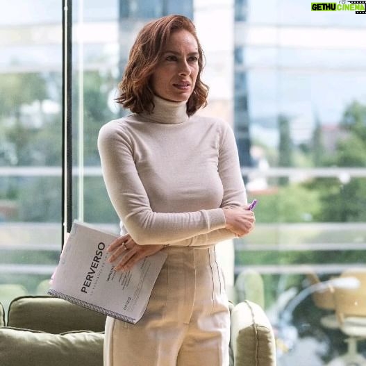 Kira Miró Instagram - Detrás de Perverso hay todo un equipo que se ha dejado la piel para que éste proyecto saliera adelante. Que han puesto toda su energía, su talento, su tiempo y su mejor versión al servicio de la historia. Gracias a todos por acompañarme en éste viaje tan especial! Gracias a todos por vuestra entrega y cariño! Aquí un pequeño guiño "behind the scenes" @serieperverso @onza.tv @primevideoes