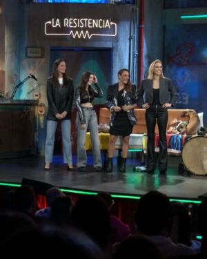 Kira Miró Instagram - Seguimos de promo con #machosalfa2 

Esta vez fuimos las Hembras a jugar a @laresistencia y lo pasamos en grande!!! 
@netflixes

📸💄 @rebecatfigueroa 
👗 @beavaldiviac