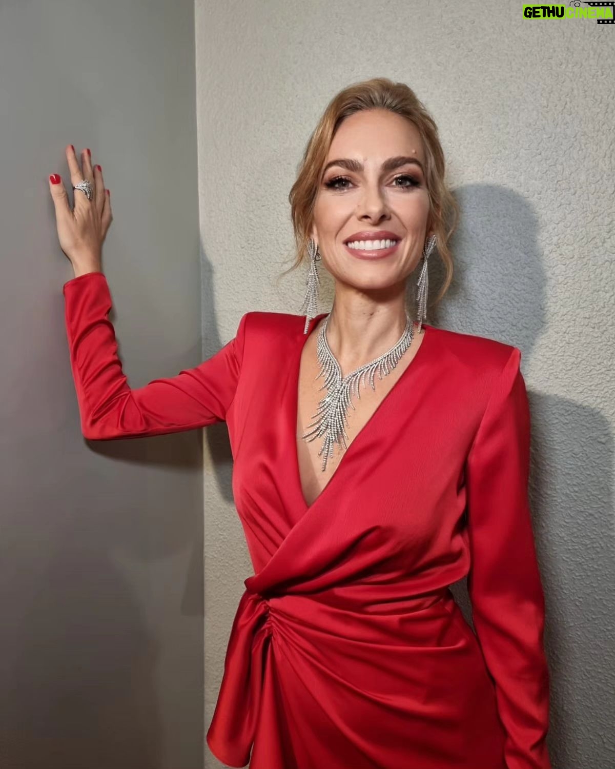 Kira Miró - 10.1K Likes - Anoche celebramos la noche de nuestro cine...Enhorabuena a todos los nominados y premiados!!!
#premiosgoya2024 #afterparty
👗 @beavaldiviac @lolali_madrid @magritshoes @gomez_molina_joyeros
💄📸 @rebecatfigueroa @givenchybeauty
