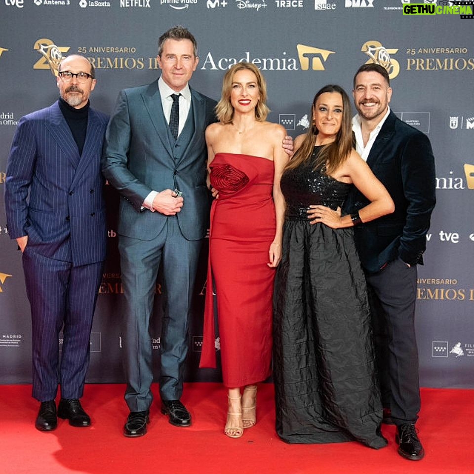 Kira Miró Instagram - Anoche en los Premios @academiadetv una parte del elenco de #MachosAlfa pudimos compartir nervios e ilusión! Nominados a mejor serie, aunque el que se llevó el merecidiiiiisimo premio a mejor actor fue @feleman y lo celebramos como se merece!!!💃❤️🔥💃💫 Look @beavaldiviac 👗 @mrjuanvidal 👠 @magritshoes