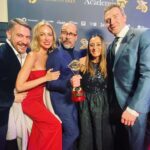 Kira Miró Instagram - Anoche en los Premios @academiadetv una parte del elenco de #MachosAlfa pudimos compartir nervios e ilusión! Nominados a mejor serie, aunque el que se llevó el merecidiiiiisimo premio a mejor actor fue @feleman y lo celebramos como se merece!!!💃❤️‍🔥💃💫 Look @beavaldiviac 👗 @mrjuanvidal 👠 @magritshoes