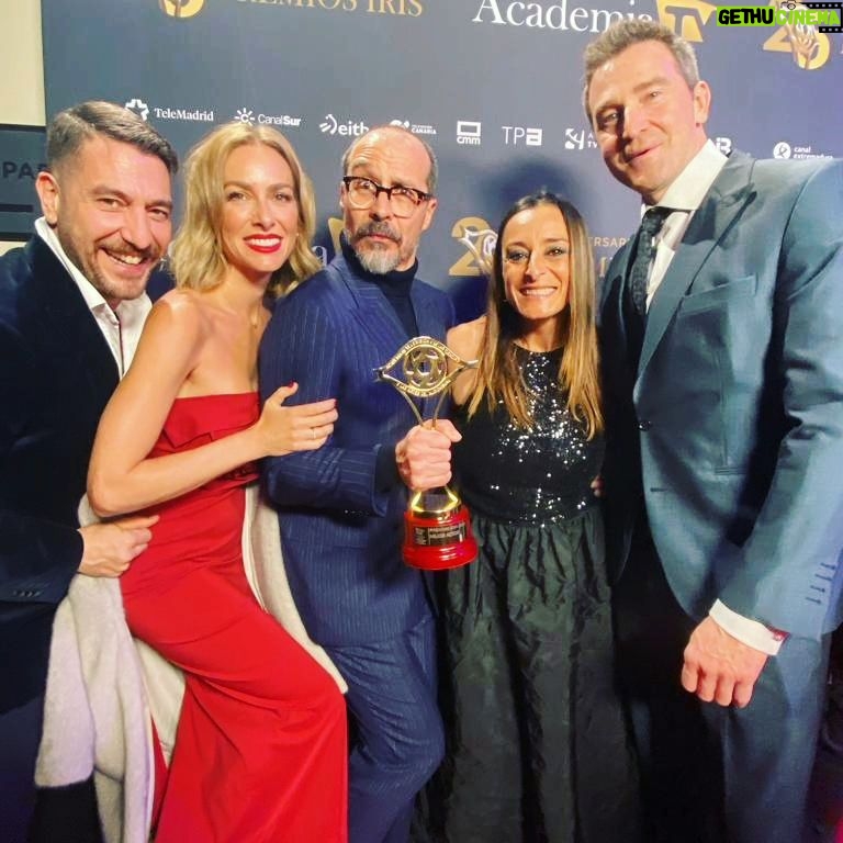 Kira Miró Instagram - Anoche en los Premios @academiadetv una parte del elenco de #MachosAlfa pudimos compartir nervios e ilusión! Nominados a mejor serie, aunque el que se llevó el merecidiiiiisimo premio a mejor actor fue @feleman y lo celebramos como se merece!!!💃❤️🔥💃💫 Look @beavaldiviac 👗 @mrjuanvidal 👠 @magritshoes