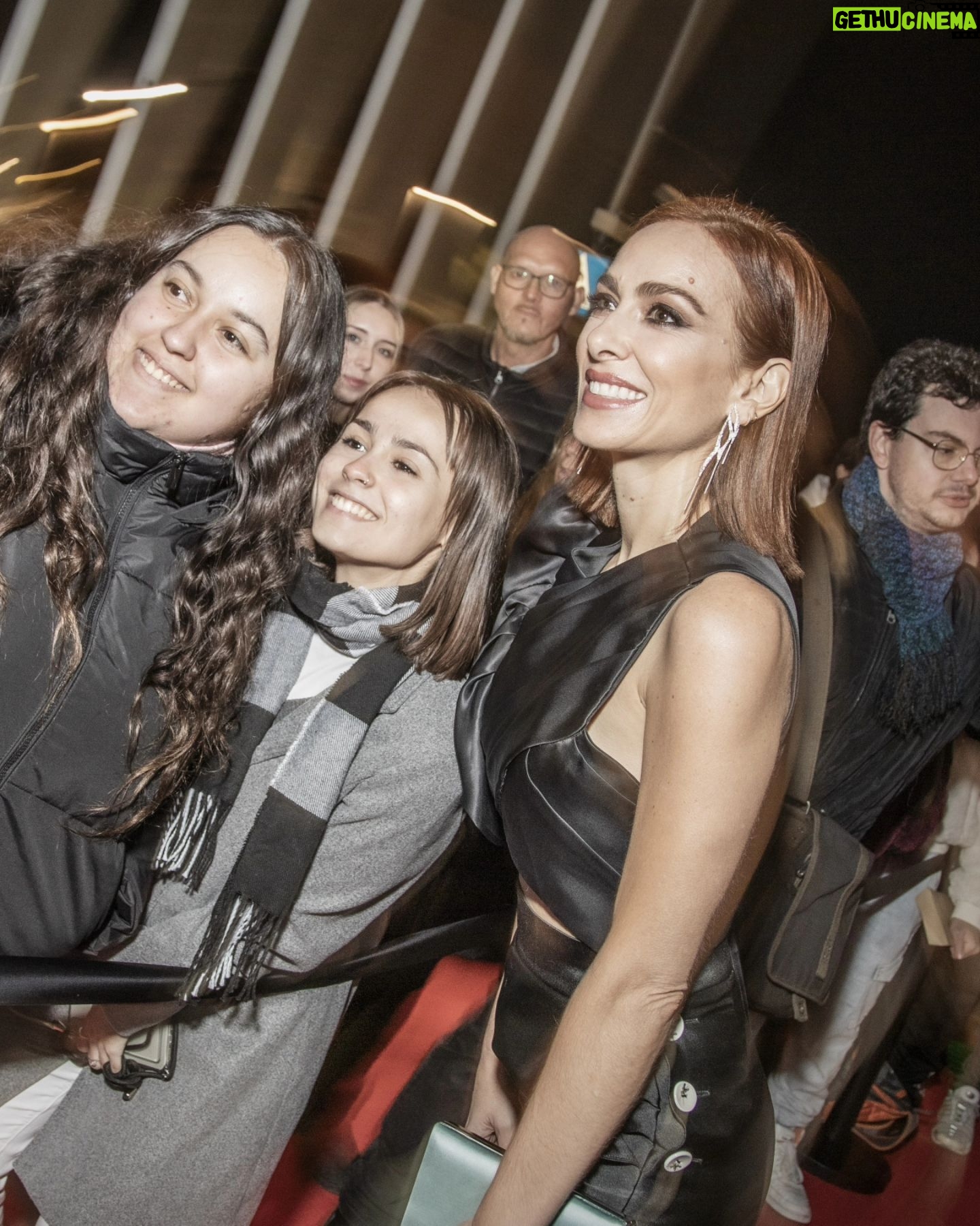 Kira Miró - 10.4K Likes - Es viernes y el cuerpo lo sabe!!! 🥂💃 Saltemos, bailemos y sonriamos todo lo que podamos!!!
Aquí algunos momentos captados por @diegomayor_prod_audiovisual 📸 en los @premiosforque 😜