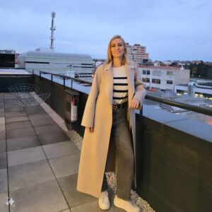 Kira Miró Instagram - Expectativa, hacer una foto bonita en la terraza. Realidad, siempre hay alguien que sale de fondo en esas fotos...🙄

Por suerte tengo un arma secreta el Photo Assist de mi #GalaxyS24 Ultra que me permite eliminar personas u objetos y la IA se encarga del resto! Increíble ¿verdad? #GalaxyAI @samsungespana #gifted