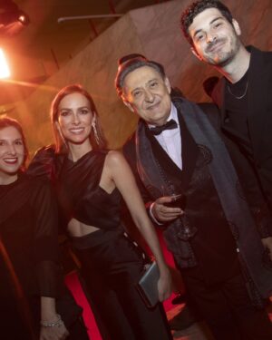 Kira Miró Instagram - Es viernes y el cuerpo lo sabe!!! 🥂💃 Saltemos, bailemos y sonriamos todo lo que podamos!!!
Aquí algunos momentos captados por @diegomayor_prod_audiovisual 📸 en los @premiosforque 😜
