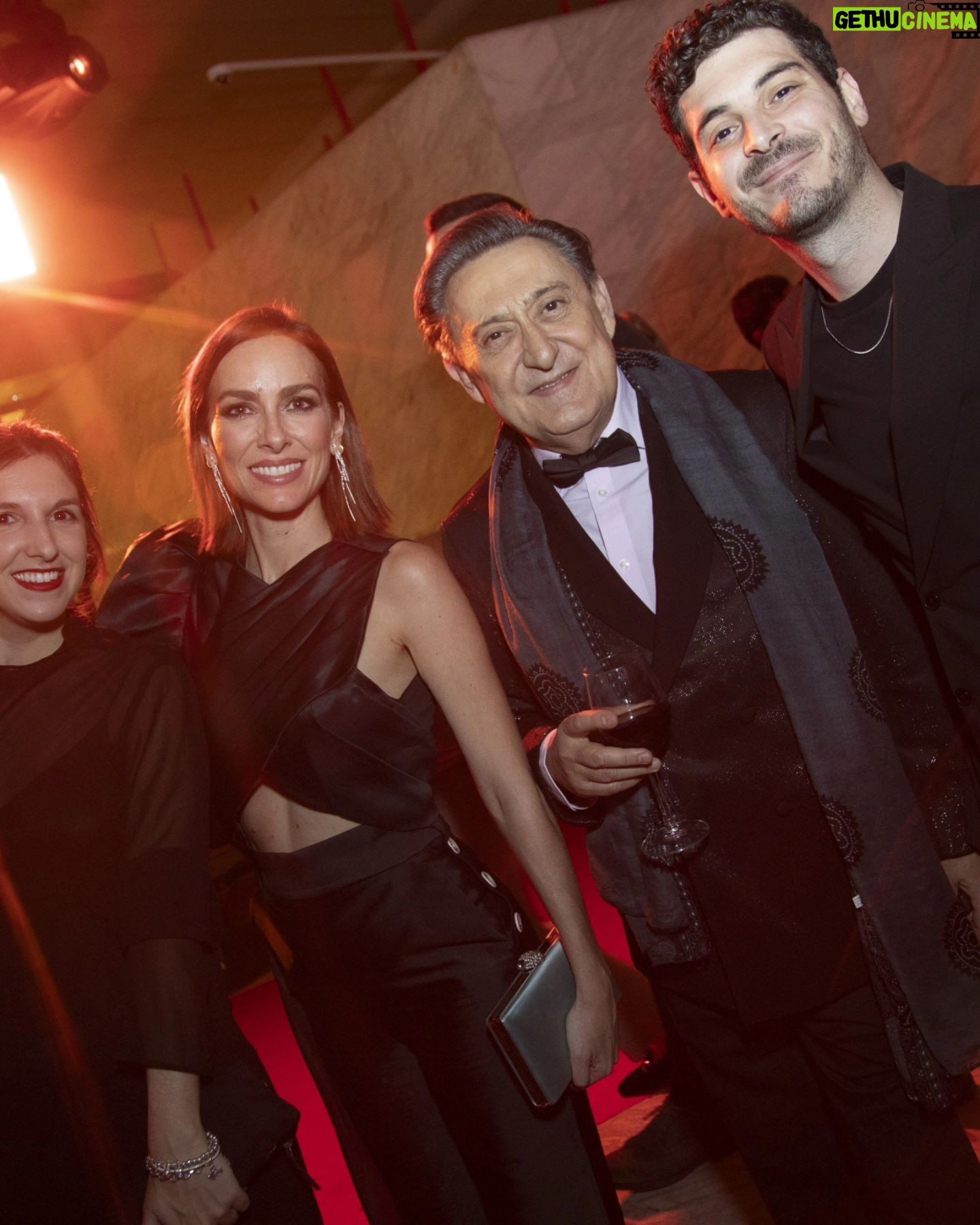 Kira Miró - 10.4K Likes - Es viernes y el cuerpo lo sabe!!! 🥂💃 Saltemos, bailemos y sonriamos todo lo que podamos!!!
Aquí algunos momentos captados por @diegomayor_prod_audiovisual 📸 en los @premiosforque 😜